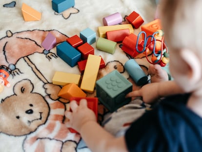 Encontrar las cosas en el mismo lugar permite al niño anticipar situaciones que ya fue conociendo y explorando.