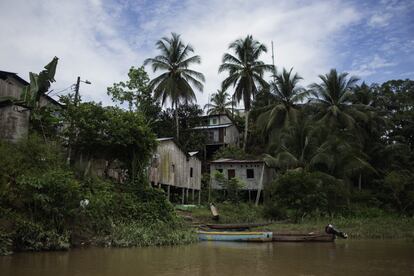 A orillas del río Santiago, en una zona natural protegida a su paso por la provincia de Esmeraldas, se asientan comunidades que viven de la agricultura, predominantemente de coco y cacao, y la pesca. El agua es su carretera; las lanchas, sus coches. Para ir a sus plantaciones, al médico, a reuniones... ese es su transporte y su natural camino.