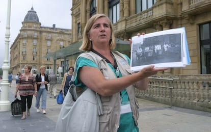 Una guía de San Sebastián Turismo muestra la ciudad a unos viajeros, en una imagen de archivo.