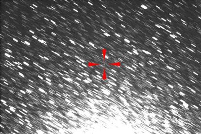 El asteroide 2012 DA 14 captado desde Australia esta mañana, a 1,2 millones de kilómetros de la Tierra en una de las primeras imágenes difundidas por la NASA.