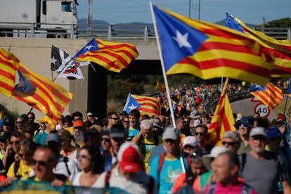 Según informa el Servei Català de Trànsit, debido a estas marchas, a mediodía de este miércoles estaba cortada la AP-7 en dirección a Barcelona, a la altura de Aiguaviva (Girona), y la A-2 en Cervera (Lleida) y en Riudellots de la Selva (Girona), en este último punto en ambos sentidos. En la imagen, manifestantes participan en la marcha desde Girona.