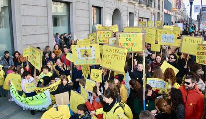 Manifestación de familias de Butarque (Villaverde) frente a la Consejería de Educación el domingo 26 de enero.