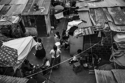 El patio de Obrajes, como los de muchas otras cárceles bolivianas, parece un pequeño pueblo formado por la aglomeración de toldos por los que las reclusas pagan para ocupar durante el tiempo que permanecen en prisión. Se trata de pequeñas y precarias chabolas, algunas realmente diminutas, construidas con ladrillo, madera, cartón y otros materiales. En ellas, mujeres e hijos guardan sus pertenencias, cocinan, comen y pasan el día. No hay toldos para todas ni todas pueden permitirse pagar por ellos, así que muchas mujeres se ven obligadas a pasar el día debajo de alguna sombra para resguardarse del sol del altiplano.