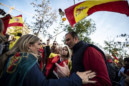 Varios centenares de personas, muchas de ellas encapuchadas, han irrumpido en la plaza 1 de octubre de Girona, hasta hace poco llamada plaza de la Constitución, para tratar de boicotear el acto conmemorativo del aniversario de la Carta Magna convocado por el colectivo "Borbonia".