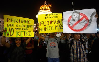 "¡Keiko no va, Keiko no va, Keiko no va!", han coreado los manifestantes, que han protestado también por una reciente decisión del jurado electoral que eximió a Fujimori, de 40 años, de las acusaciones de violar las normas electorales.