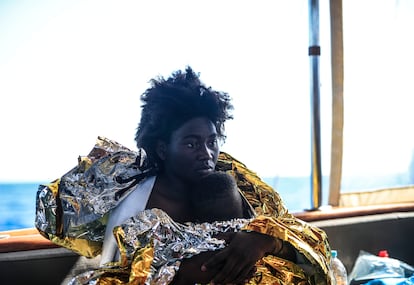 Una mujer abraza a su hijo ya a salvo en el barco de Open Arms.