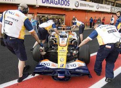 Fernando Alonso en su monoplaza de Renault.