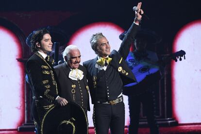 Tres generaciones de músicos: Vicente Fernández (centro), su hijo Alejandro (derecha) y su nieto Álex (izquierda).