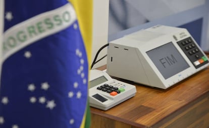 Uma urna eletrônica.