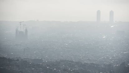 Barcelona, sota la contaminació, vista des del Tibidabo.