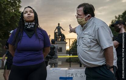 Um homem e uma mulher discordam sobre a remoção do Monumento da Emancipação, em Lincoln Park, Washington DC, Estados Unidos. O monumento mostra o presidente Abraham Lincoln segurando a Proclamação da Emancipação em uma das mãos, com a outra na cabeça de um homem negro de tanga, ajoelhado a seus pés.