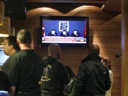 Clientes del bar de la sede del PNV en Bilbao, ven por televisión el 20 de octubre del 2011 la lectura del comunicado de ETA anunciando el fin de la violencia.