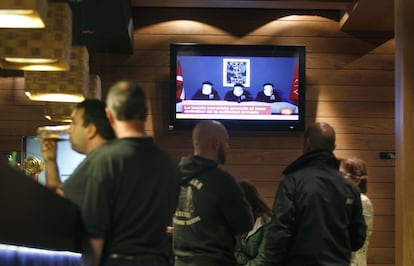 Clientes de un bar en Bilbao ven por televisión la lectura del comunicado de ETA anunciando el fin de la violencia.