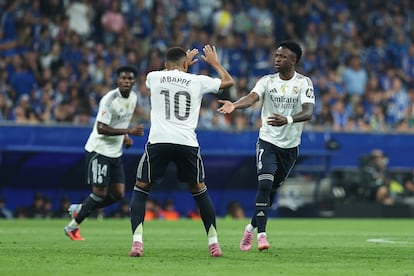 Mbappé y Vinicius celebran el segundo tanto del partido.