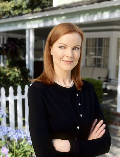 Marcia Cross en Mujeres desesperadas

La actriz se quedó embarazada de gemelas a los 44 y la serie se inventó un falso embarazo para su personaje, la neurótica Bree van der Kamp (lo fingía para hacer pasar a su nieto por su hijo). Los médicos ordenaron reposo absoluto a Cross, que aun así acabó desarrollando pre-eclampsia, y los productores salvaron la situación trasladando el rodaje a la casa de la actriz, condicionada para que pareciese de Wisteria Lane.