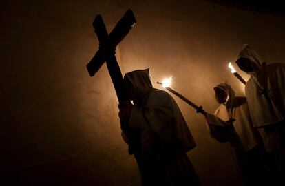 Penitentes del Cristo de la Buena Muerte, durante la procesión por las calles de Zamora, el 16 de abril de 2019.