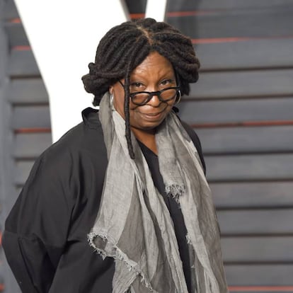 <p>Whoopi Goldberg trabajó en la recepción de una funeraria y como albañil mientras intentaba hacerse un hueco como actriz interpretando pequeños papeles en Broadway. La intérprete consiguió debutar en el cine en 1982 con un pequeño papel en ‘Citizen: I'm Not Losing My Mind, I'm Giving It Away’. Cuatro años después ganaba una nominación al Oscar como mejor actriz por su papel en ‘El color púrpura’, de Steven Spielberg.</p> <br> <p> <p>Lo que pocos se imaginaban, y ella misma reveló en su programa 'The View' en 2011, es que antes de empezar a poder vivir de su trabajo como actriz trabajó en una línea erótica. “Cuando era joven, el dinero era estupendo”, dijo, y entonces bromeó con que era un trabajo que ya nunca más podría volver a hacer porque la gente le reconocería la voz.</p> <br> <p> <p>Otra de las profesiones llamativas de Whoopi Goldberg, que estudió para trabajar como esteticista, fue maquillar a muertos, un trabajo que ejerció mucho antes de interpretar a la médium de ‘Ghost’. </p> <br> <p>