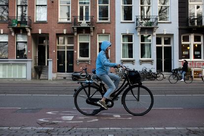 Personas en bicicleta en Ámsterdam en febrero de 2019. 