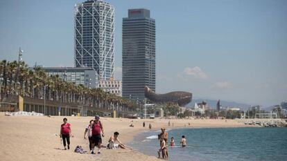 Platja de la Barceloneta el primer dia en què es pot accedir a la sorra.
.