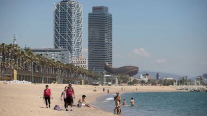 Platja de la Barceloneta el primer dia en què es pot accedir a la sorra.
 . 