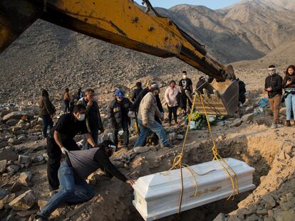 Funeral de una mujer fallecida por la covid, en un cementerio de Lima, Perú, el 25 de agosto.