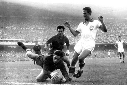 Ramallets atrapa el balón contra Brasil en el Mundial de 1950.