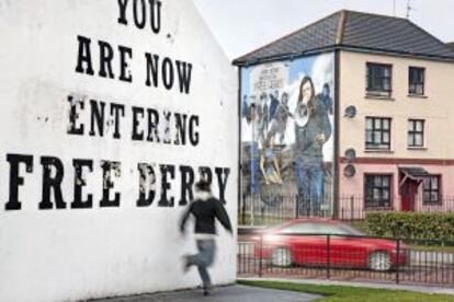 Murales en el barrio de Bogside ("estás entrando en la Derry libre", se lee).