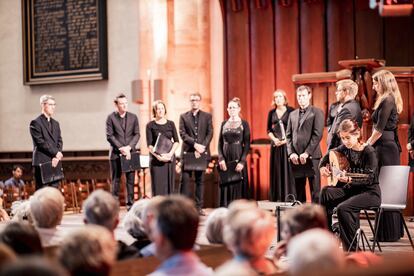 El grupo británico Stile Antico y la udista siria Rihab Azar durante su concierto del viernes en la catedral de Utrecht.