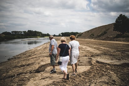 Vecinos de Ústí, junto a las obras de los muros de contención en las orillas del río Bečva