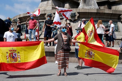 Una manifestación organizada por Vox en junio de 2020 para preservar una estatua de Cristóbal Colón en Barcelona.