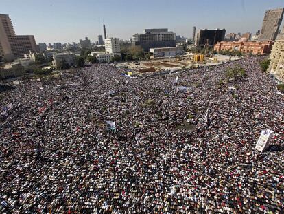 Imagen de la multitud que ayer volvió a ocupar la plaza de la Liberación en el centro de El Cairo.