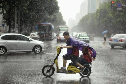 Fuertes lluvias en Fuzhou provocadas por la llegada del tifón Matmo a Taiwán.