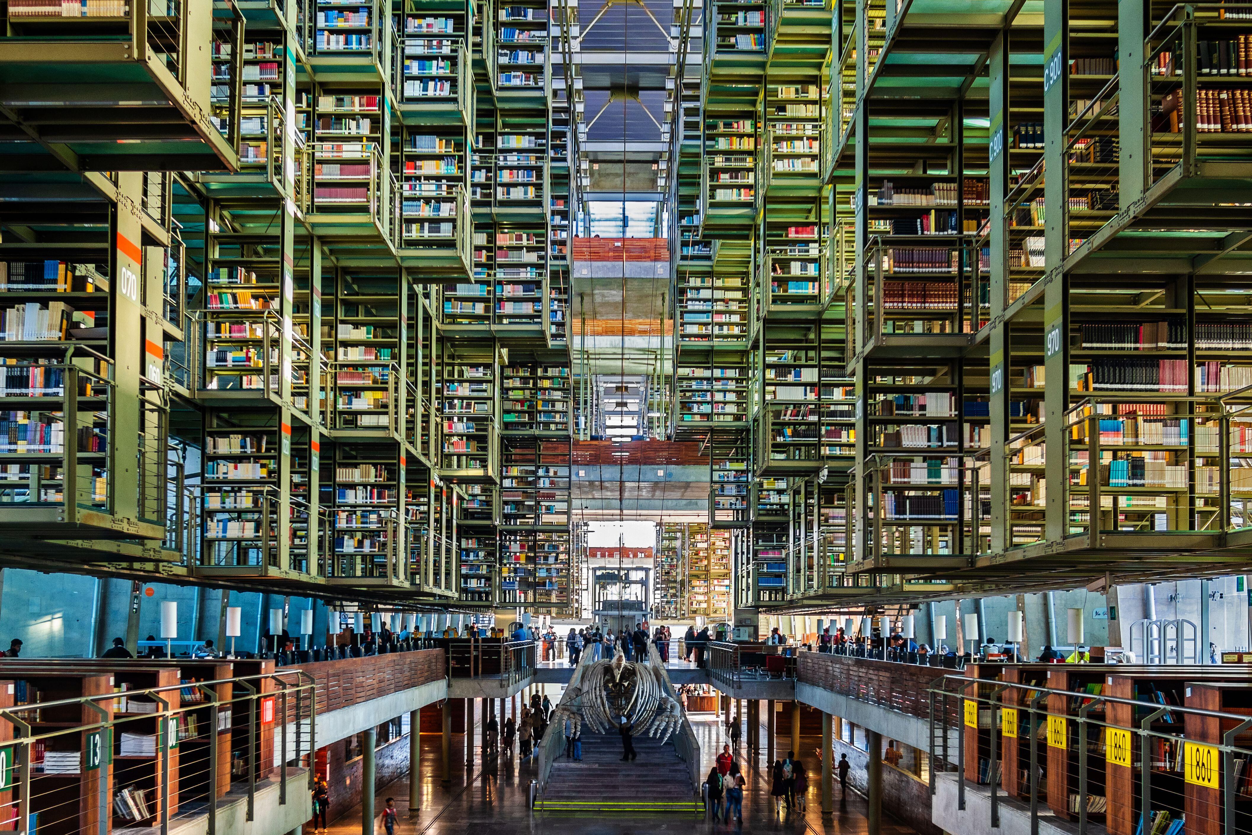 Esta biblioteca fue inaugurada en 2006, en esta mastodóntica obra de Alberto Kalach los libros cuelgan literalmente del aire, parecen enjaulados. 