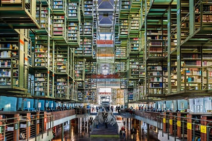 Esta biblioteca fue inaugurada en 2006, en esta mastodóntica obra de Alberto Kalach los libros cuelgan literalmente del aire, parecen enjaulados. 