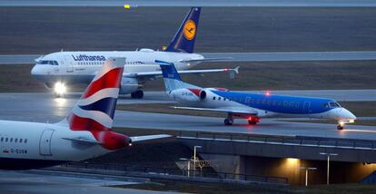 Un avi&oacute;n de Flybmi, entre aparatos de Lufthansa y British Airways, el pasado mes de enero en el aeropuerto de Munich.