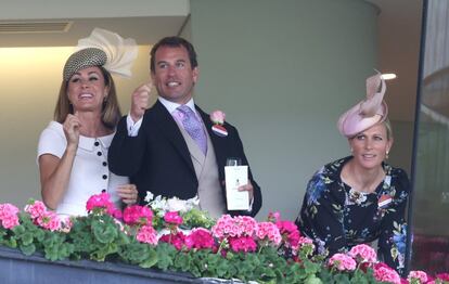 La presentadora de televisión Natalie Pinkham observa las carreras de caballos de Ascot con los dos nietos mayores de Isabel II, Peter Phillips y Zara Tindall.