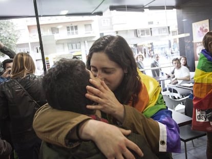 Dues dones es fan un pet&oacute; a la cafeteria on van expulsar una parella.