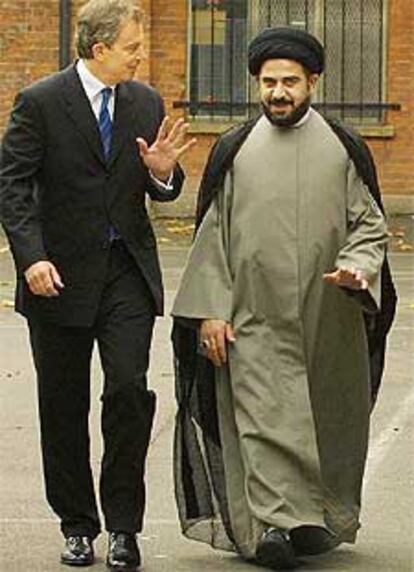 Tony Blair junto al clérigo Abdul Majid Al Joei, hace dos años en Londres.