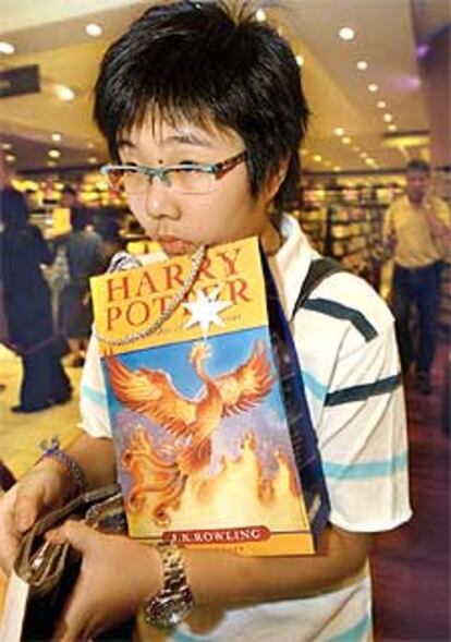 Un niño sale de una librería hongkonesa con un ejemplar del libro.