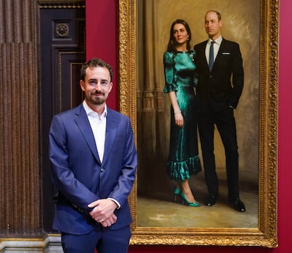 El pintor Jamie Coreth junto a su obra que retrata oficialmente a Guillermo de Inglaterra y Kate Middleton. Ella lleva vestido de Vampire's Wife.