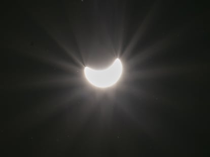 Un eclipse solar visto desde Buenos Aires, Argentina, el 14 de diciembre de 2020.