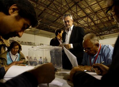 El presidente de la Junta, José Antonio Griñán, votó ayer en un colegio de Mairena del Aljarafe (Sevilla).