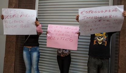 Moradores protestam contra a reintegração de posse feita na manhã desta terça-feira, no centro.