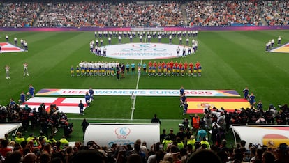 Vista general del estadio mientras las jugadoras de Inglaterra y España se alinean sobre el césped para escuchar los himnos nacionales de sus respectivos países, antes del inicio de la final.