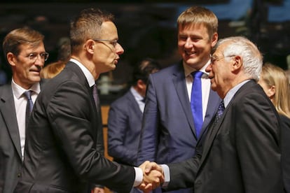 Josep Borrell saluda al primer ministro húngaro, Peter Szijjarto.