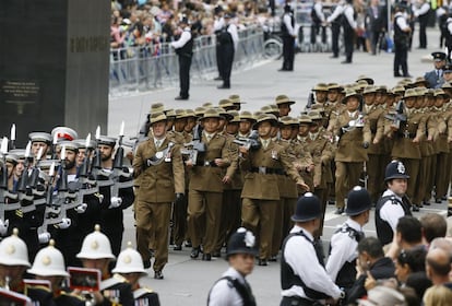 Gurkhas marchan durante el desfile para conmemorar día VJ a medida que pasa a lo largo de Whitehall en Londres.