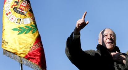 Blas Piñar, en la concentración de homenaje a Franco y Primo de Rivera, en Madrid en 2007.