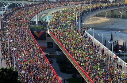 Miles de corredores toman la salida en la Maratón de Valencia.