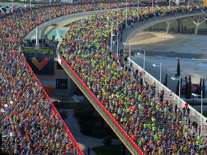 Miles de corredores toman la salida en la Maratón de Valencia en 2022.