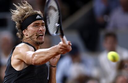 Alexander Zverev devuelve una bola durante la semifinal.
